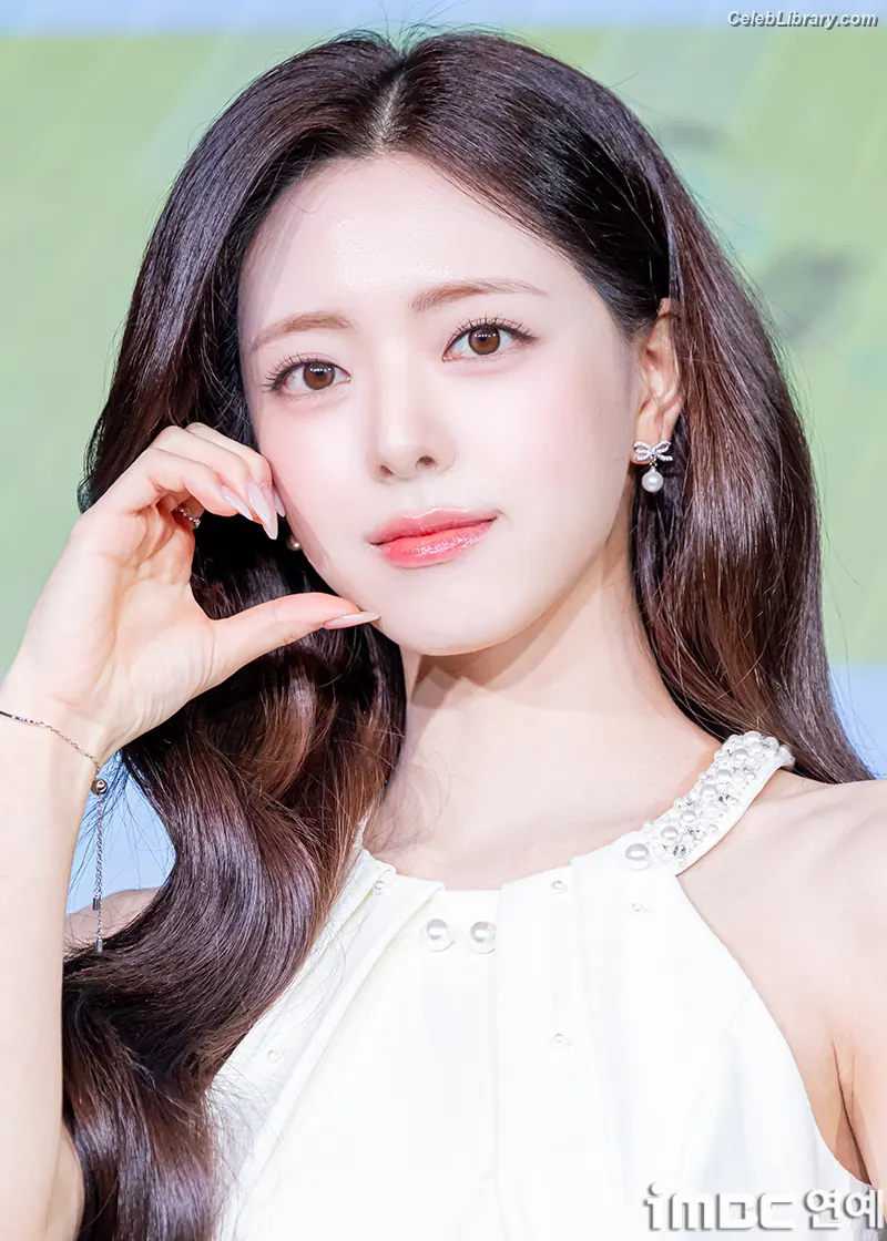 Yuna - ITZY (유나, Shin Yu Na) photo 24 of 1697