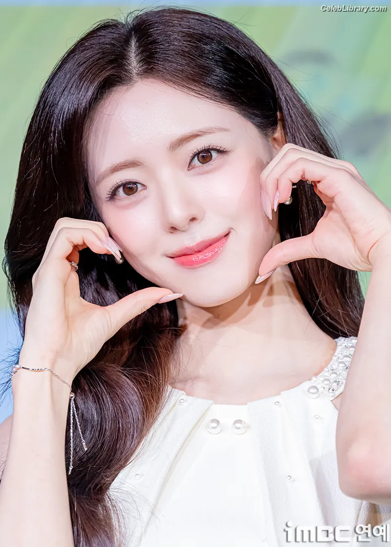 Yuna - ITZY (유나, Shin Yu Na) photo 23 of 1697