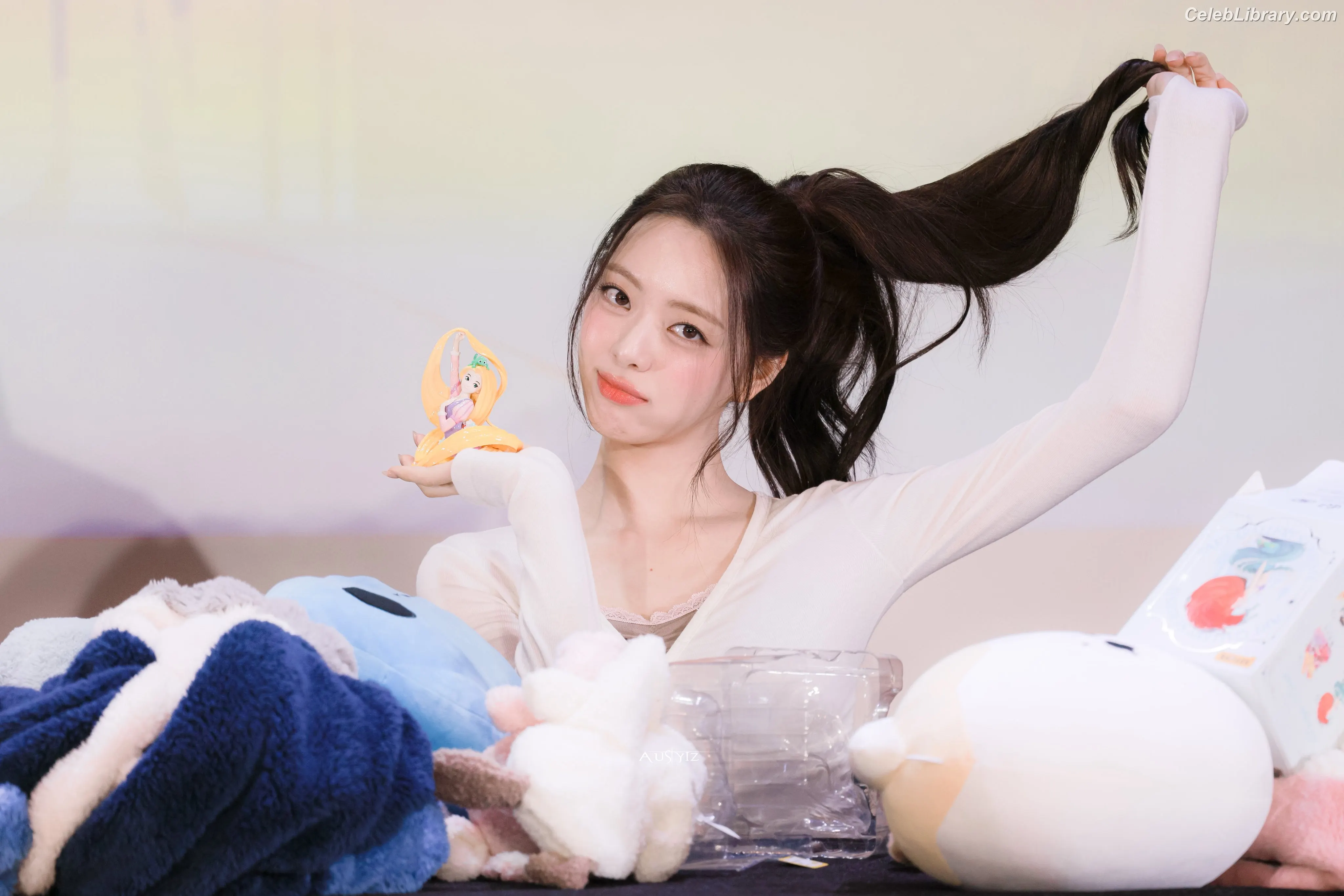 Yuna - ITZY (유나, Shin Yu Na) photo 1 of 1697