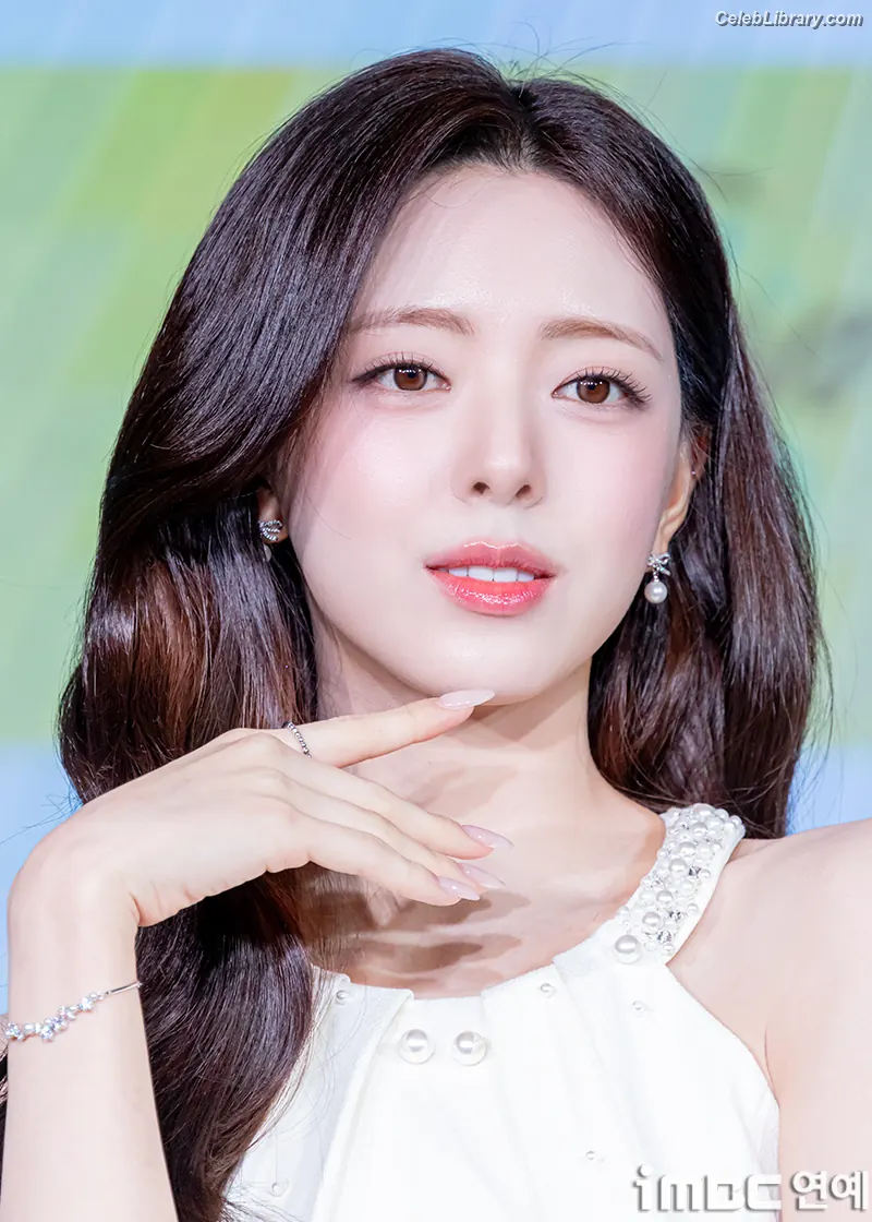 Yuna - ITZY (유나, Shin Yu Na) photo 5 of 1697