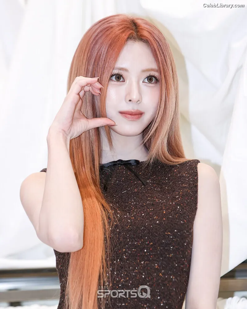 Yuna - ITZY (유나, Shin Yu Na) photo 10 of 1697