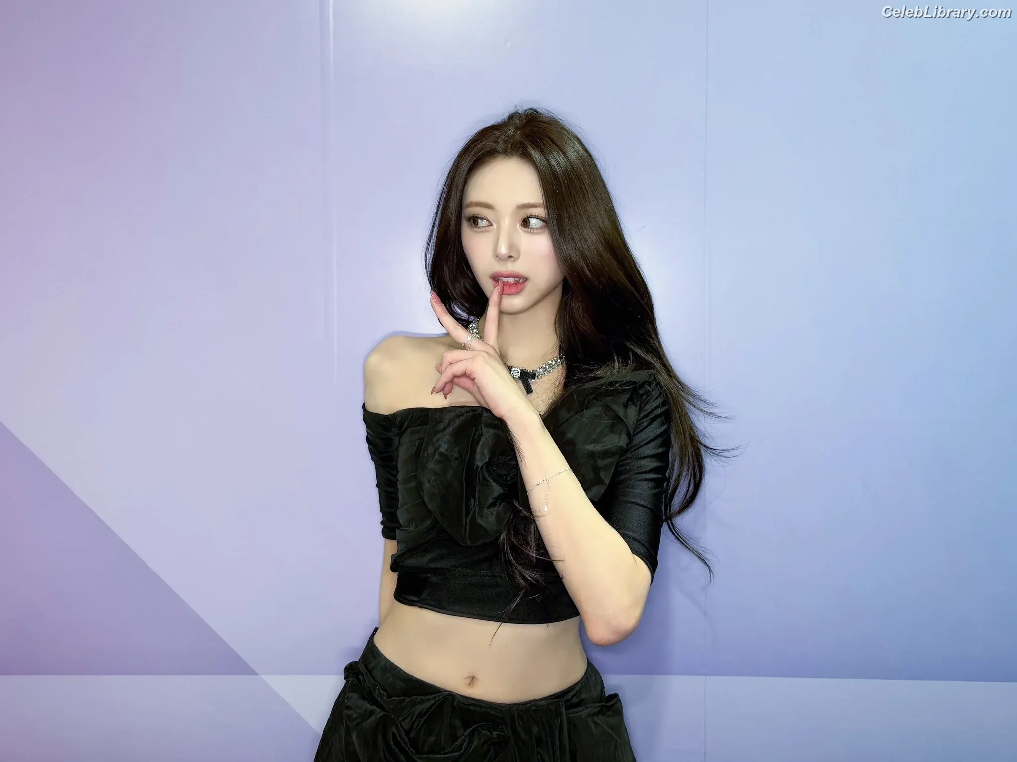 Yuna - ITZY (유나, Shin Yu Na) photo 1 of 1697