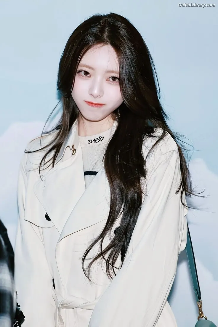 Yuna - ITZY (유나, Shin Yu Na) photo 21 of 1697