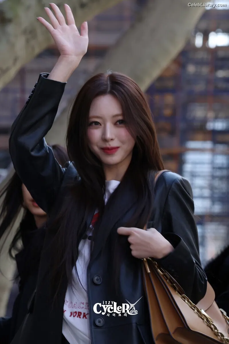 Yuna - ITZY (유나, Shin Yu Na) photo 15 of 1697