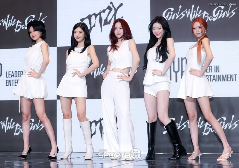 Yuna - ITZY (유나, Shin Yu Na) photo 10 of 1697