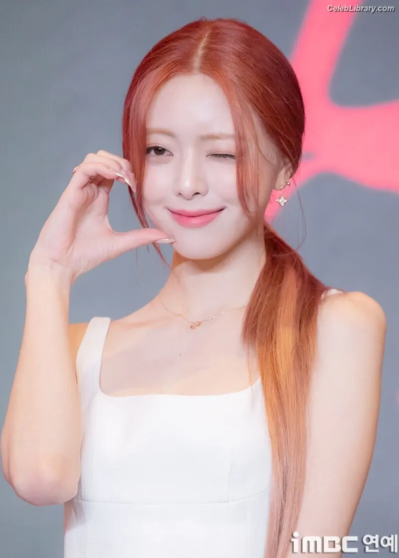 Yuna - ITZY (유나, Shin Yu Na) photo 18 of 1697