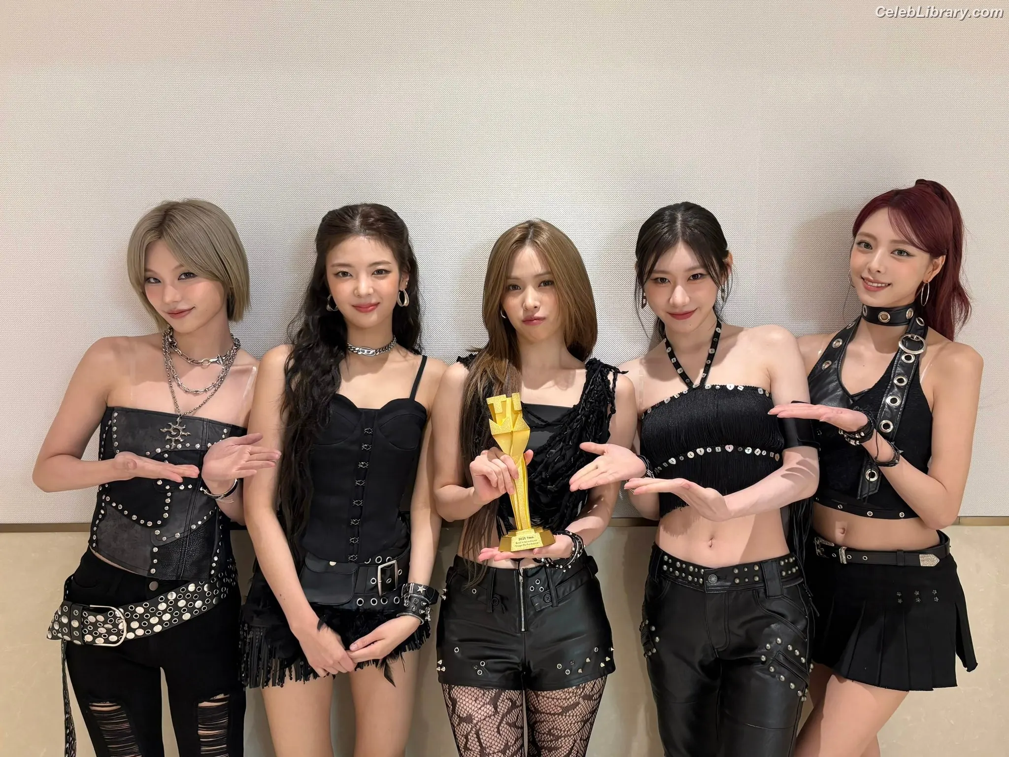 Yuna - ITZY (유나, Shin Yu Na) photo 15 of 1697