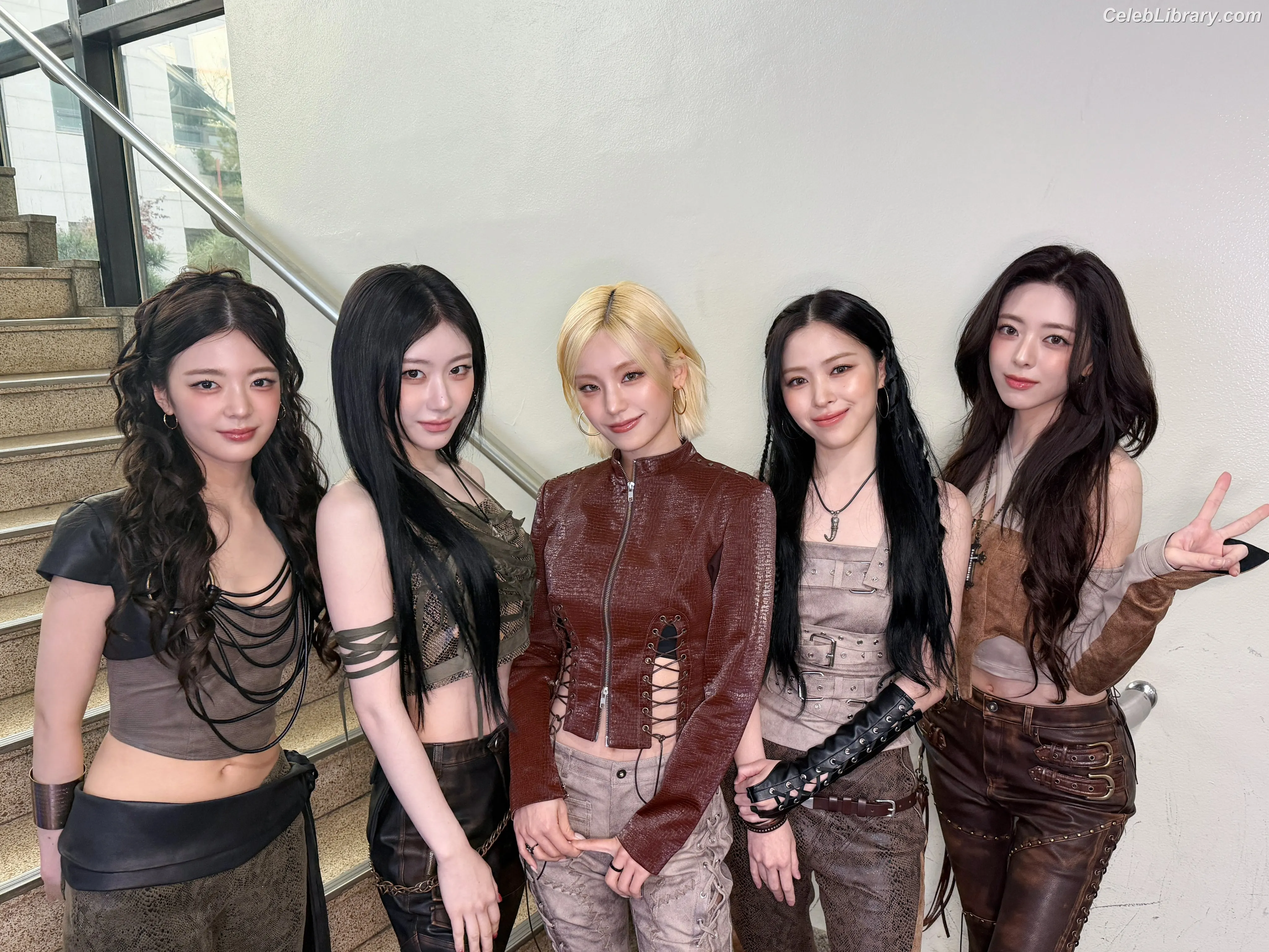 Yuna - ITZY (유나, Shin Yu Na) photo 13 of 1697