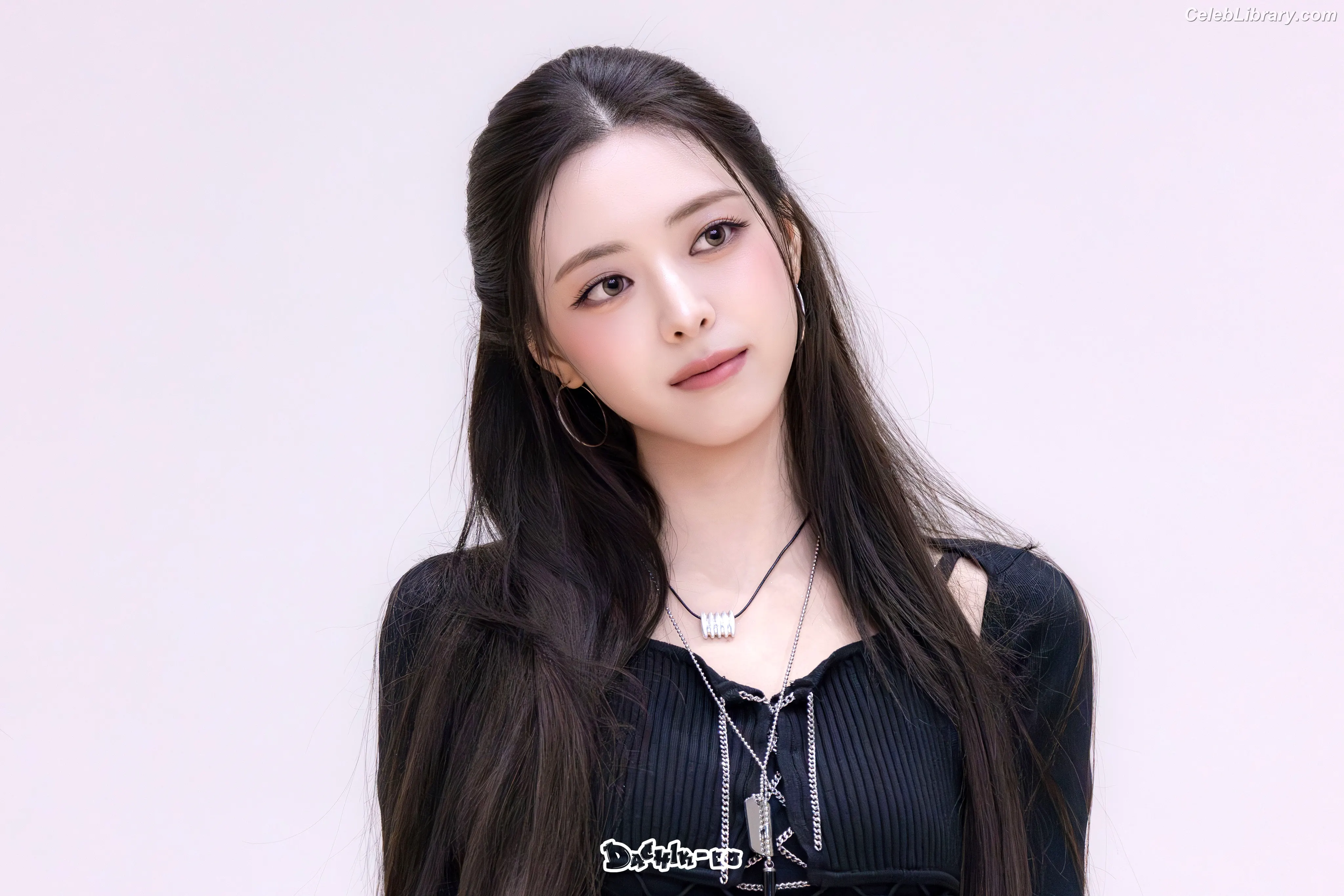 Yuna - ITZY (유나, Shin Yu Na) photo 10 of 1697