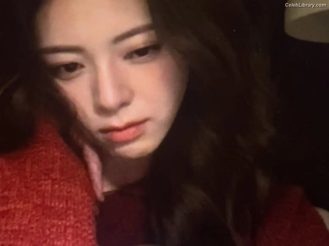 Yuna - ITZY (유나, Shin Yu Na) photo 16 of 1697