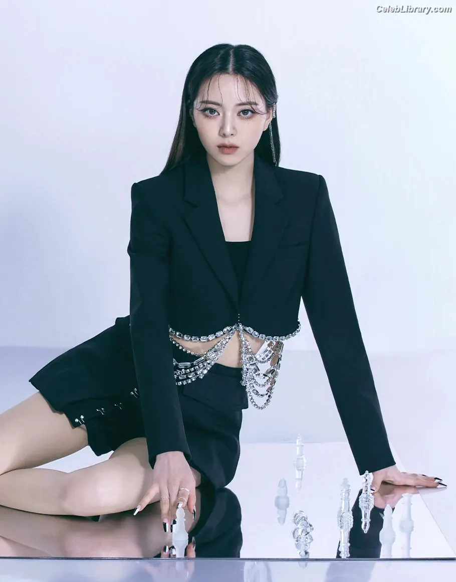 Yuna - ITZY (유나, Shin Yu Na) photo 8 of 1697