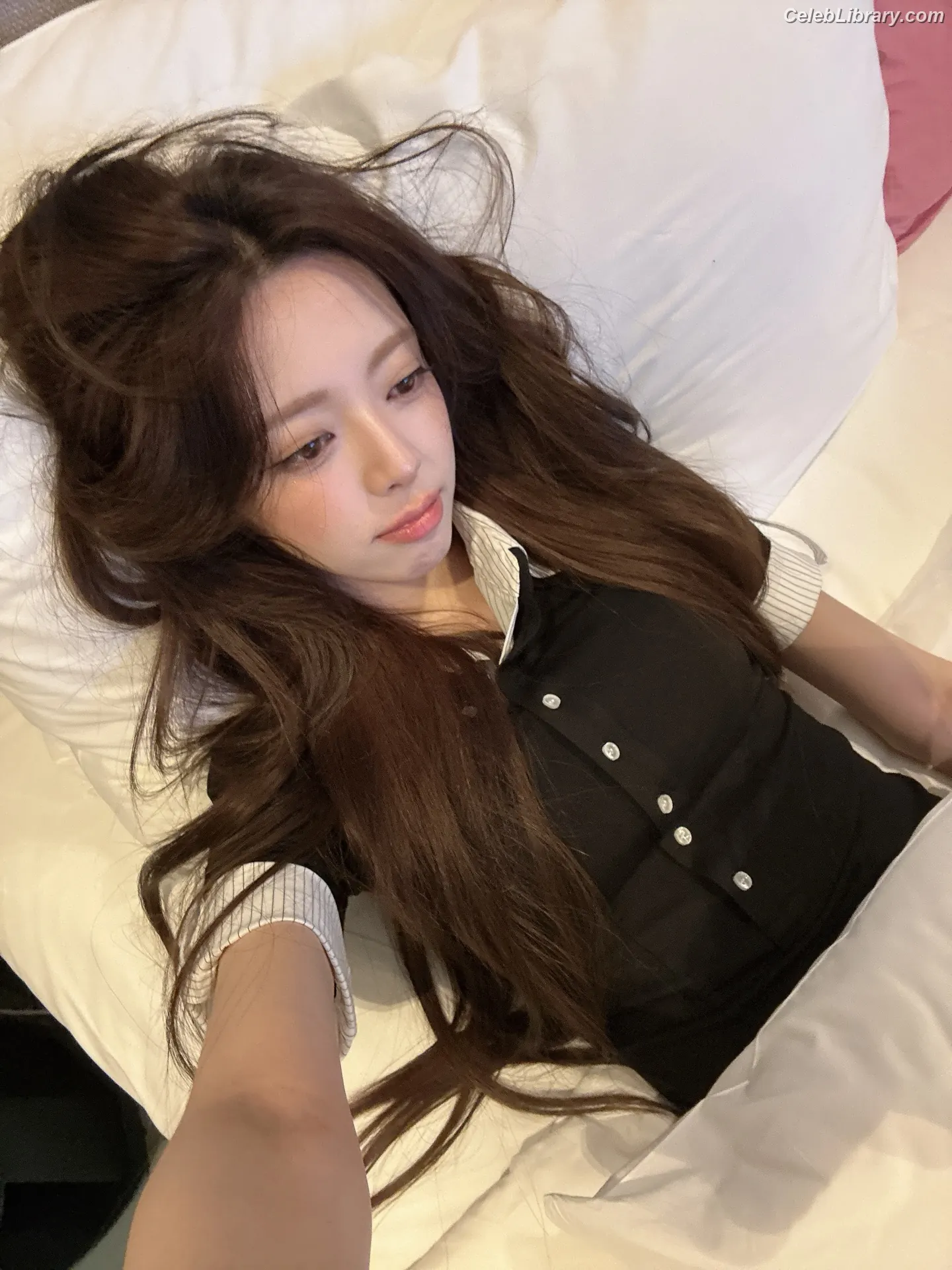 Yuna - ITZY (유나, Shin Yu Na) photo 10 of 1697