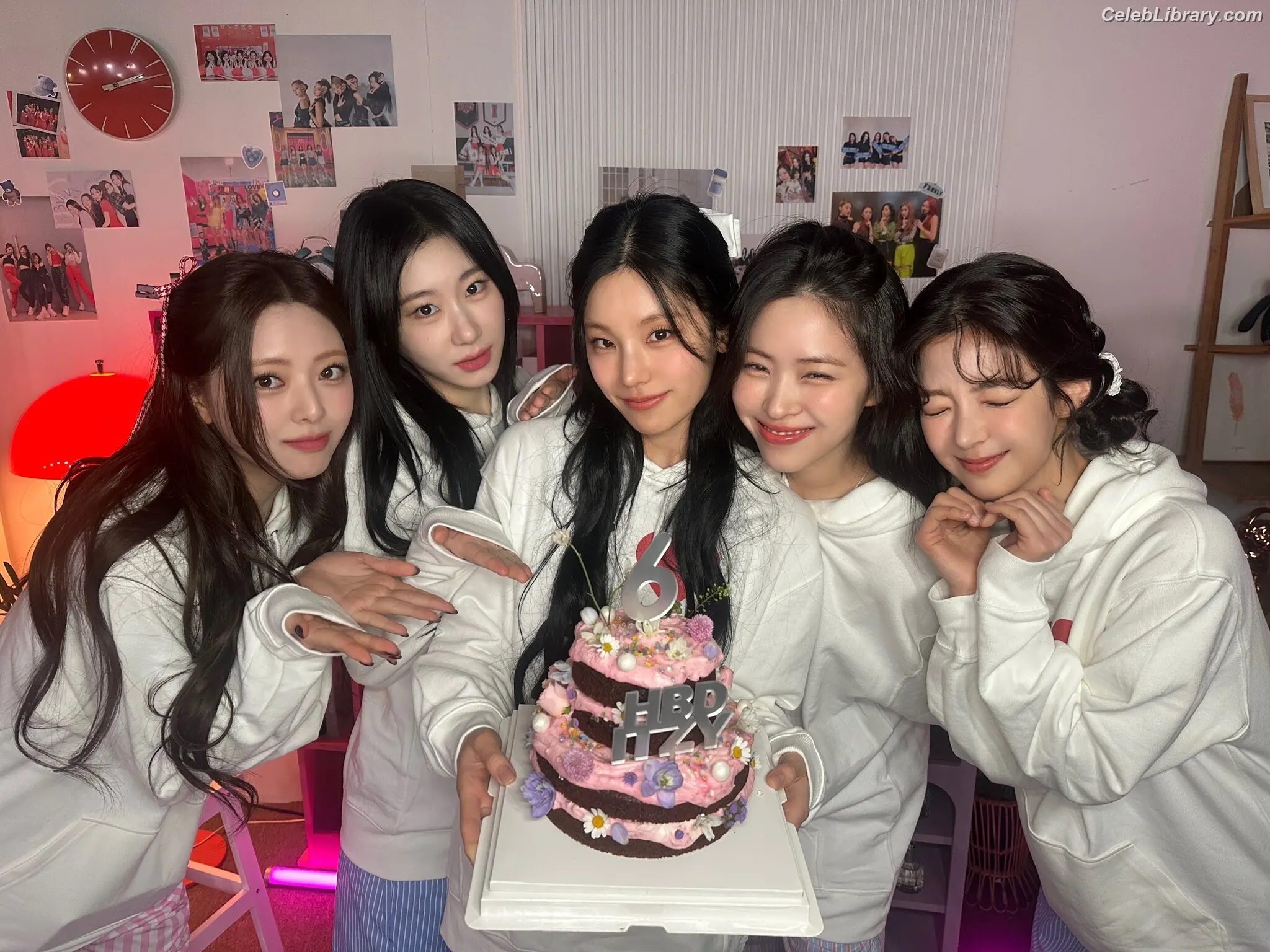 Yuna - ITZY (유나, Shin Yu Na) photo 14 of 1697