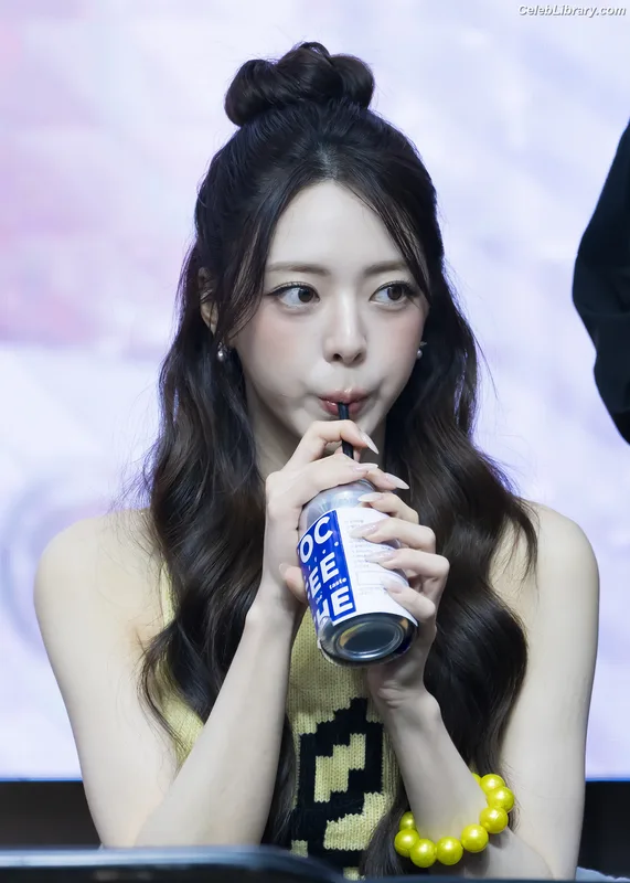 Yuna - ITZY (유나, Shin Yu Na) photo 10 of 1698