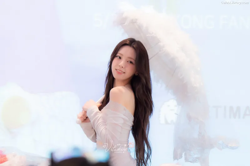 Yuna - ITZY (유나, Shin Yu Na) photo 21 of 1698