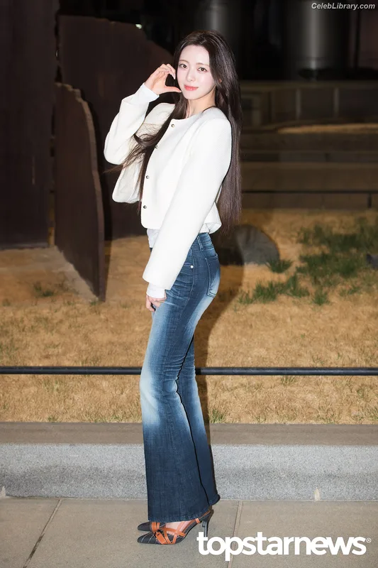 Yuna - ITZY (유나, Shin Yu Na) photo 3 of 1698
