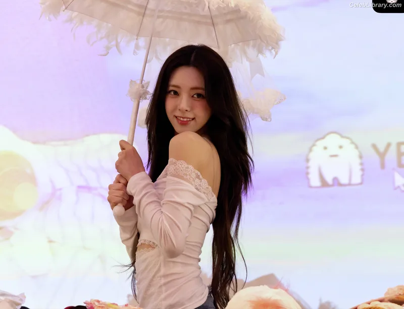 Yuna - ITZY (유나, Shin Yu Na) photo 19 of 1698