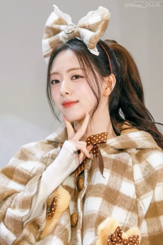 Yuna - ITZY (유나, Shin Yu Na) photo 22 of 1698