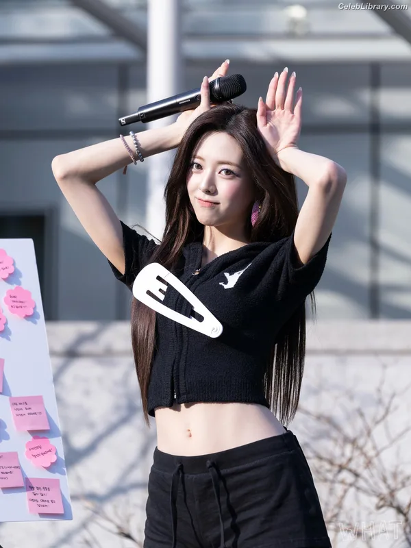 Yuna - ITZY (유나, Shin Yu Na) photo 7 of 1698