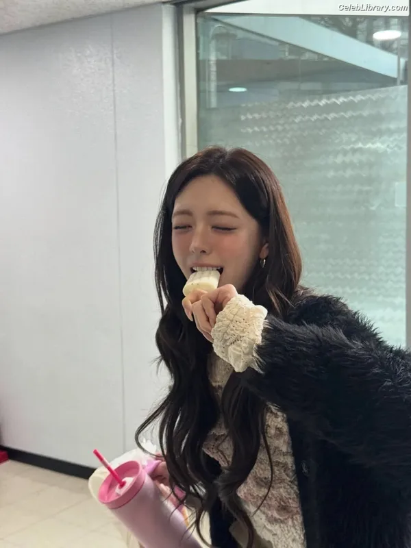 Yuna - ITZY (유나, Shin Yu Na) photo 23 of 1698