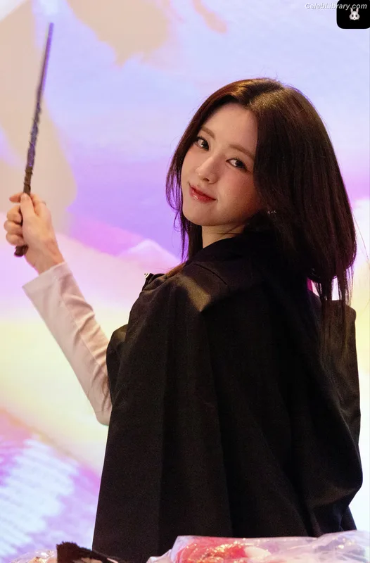 Yuna - ITZY (유나, Shin Yu Na) photo 8 of 1698