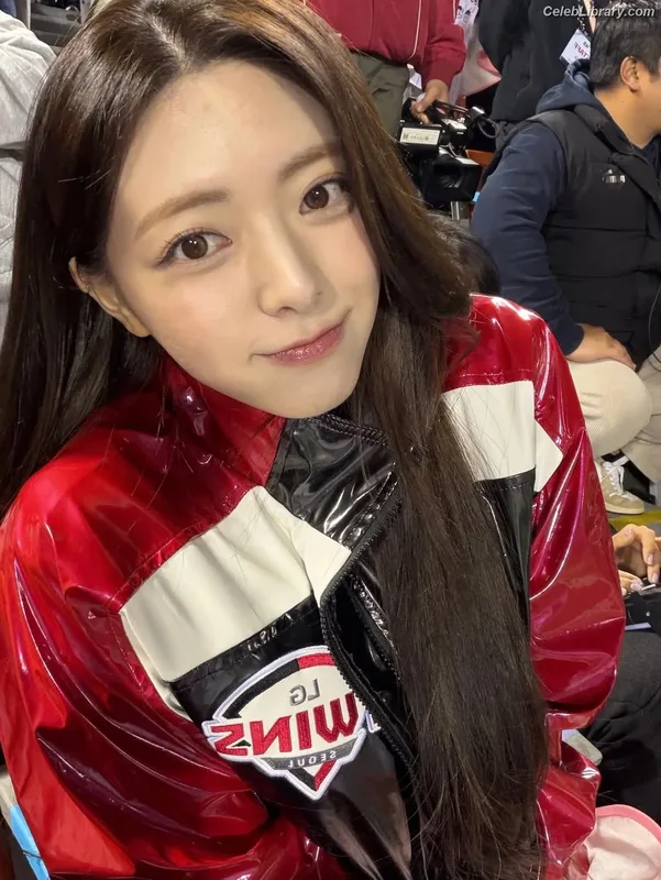 Yuna - ITZY (유나, Shin Yu Na) photo 15 of 1698