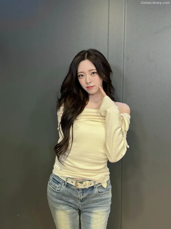 Yuna - ITZY (유나, Shin Yu Na) photo 21 of 1698