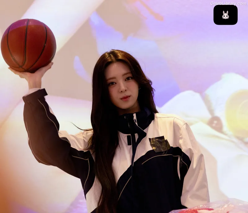 Yuna - ITZY (유나, Shin Yu Na) photo 2 of 1698