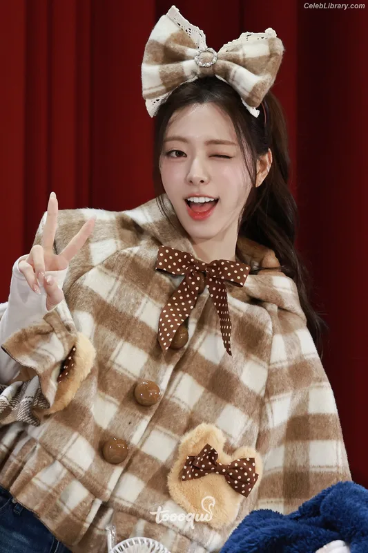 Yuna - ITZY (유나, Shin Yu Na) photo 5 of 1698