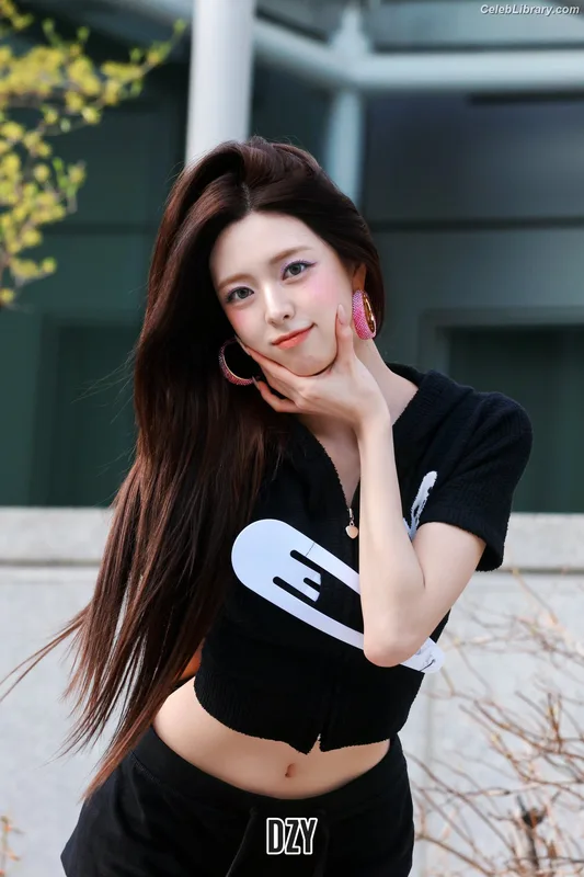 Yuna - ITZY (유나, Shin Yu Na) photo 14 of 1698
