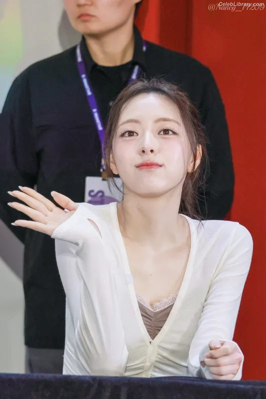Yuna - ITZY (유나, Shin Yu Na) photo 21 of 1698