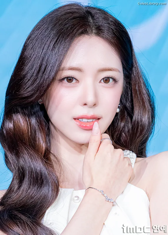 Yuna - ITZY (유나, Shin Yu Na) photo 22 of 1698