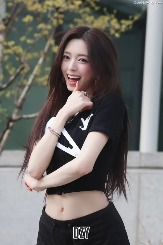 Yuna - ITZY (유나, Shin Yu Na) photo 6 of 1698