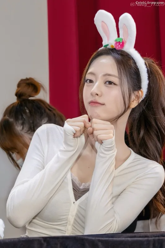 Yuna - ITZY (유나, Shin Yu Na) photo 12 of 1698