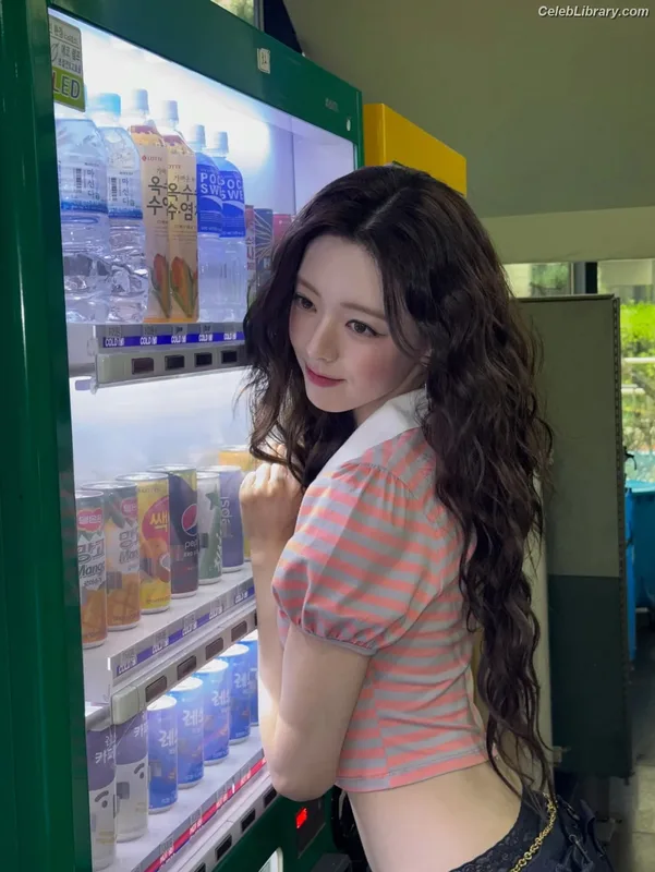 Yuna - ITZY (유나, Shin Yu Na) photo 17 of 1698
