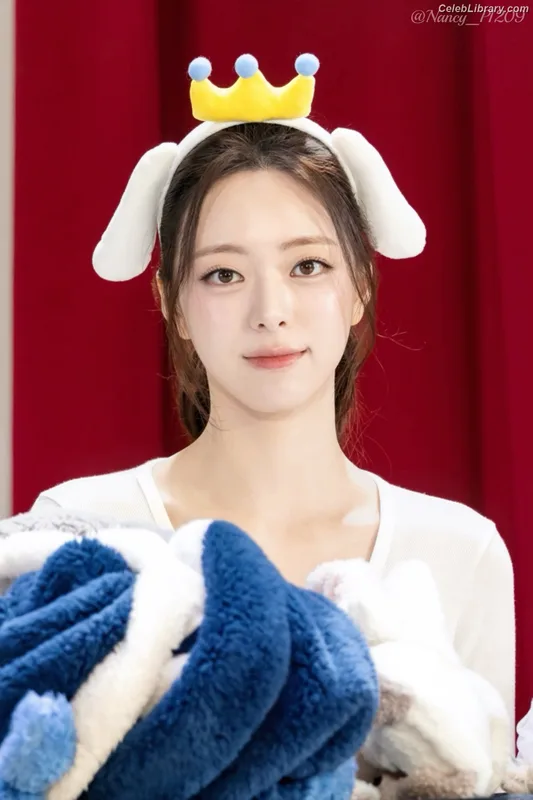 Yuna - ITZY (유나, Shin Yu Na) photo 24 of 1698