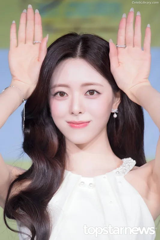 Yuna - ITZY (유나, Shin Yu Na) photo 1 of 1698