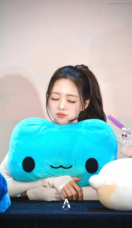 Yuna - ITZY (유나, Shin Yu Na) photo 12 of 1698