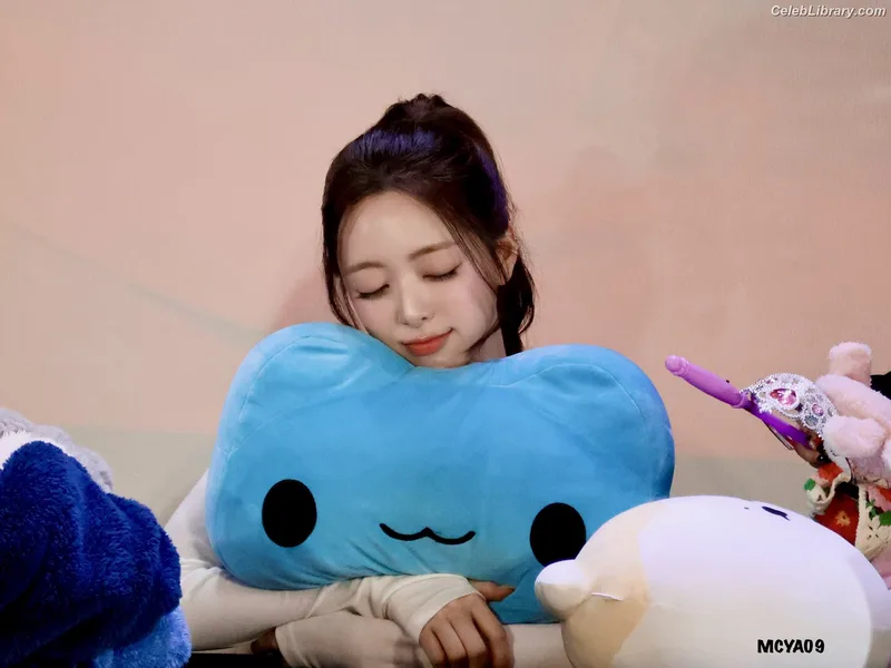 Yuna - ITZY (유나, Shin Yu Na) photo 23 of 1698