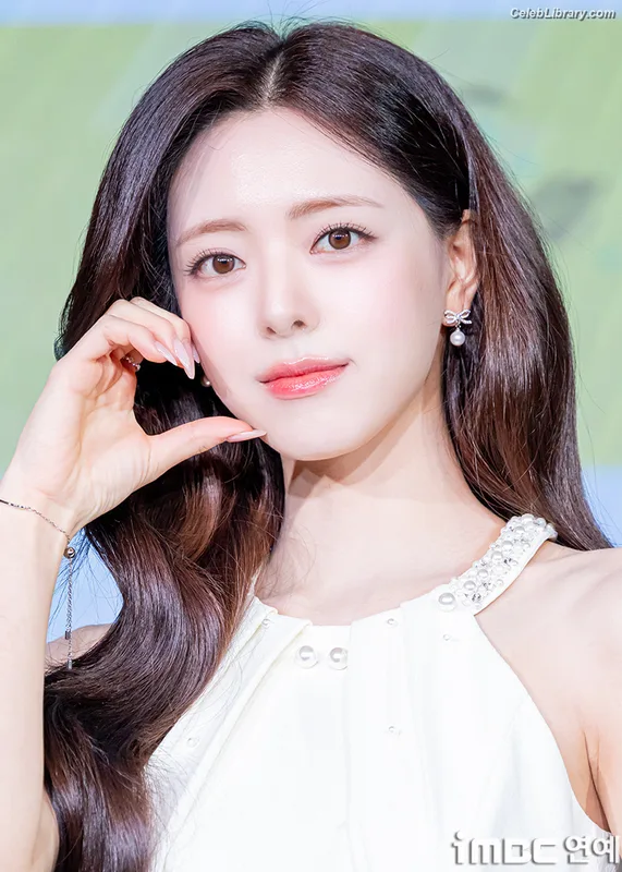 Yuna - ITZY (유나, Shin Yu Na) photo 24 of 1698