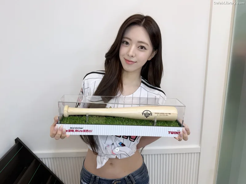 Yuna - ITZY (유나, Shin Yu Na) photo 2 of 1698