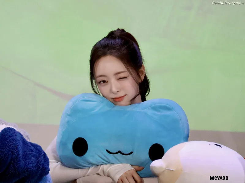 Yuna - ITZY (유나, Shin Yu Na) photo 8 of 1698