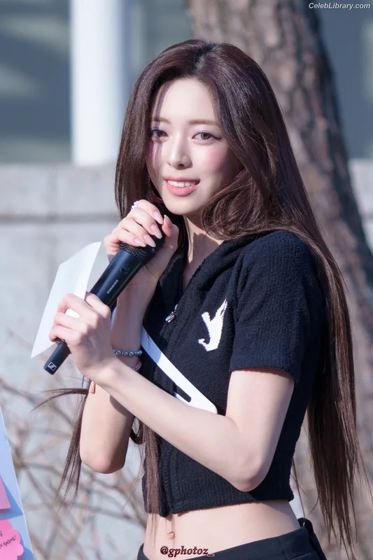 Yuna - ITZY (유나, Shin Yu Na) photo 12 of 1698