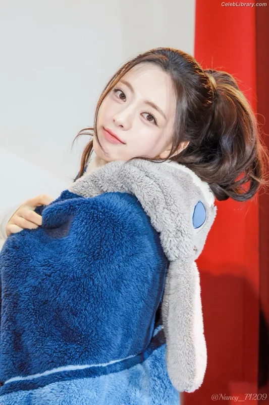 Yuna - ITZY (유나, Shin Yu Na) photo 14 of 1698