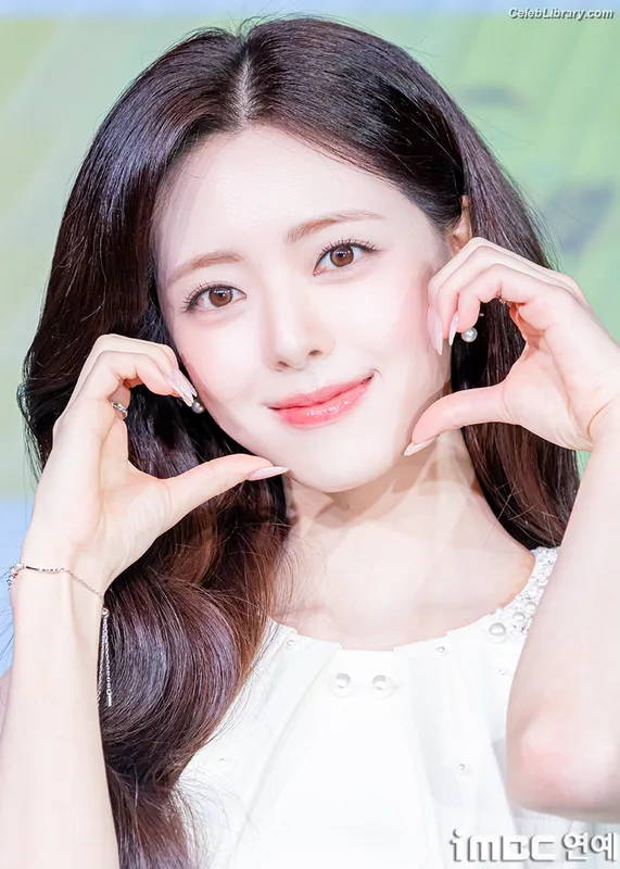 Yuna - ITZY (유나, Shin Yu Na) photo 15 of 1698