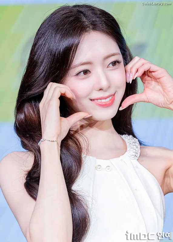 Yuna - ITZY (유나, Shin Yu Na) photo 19 of 1698