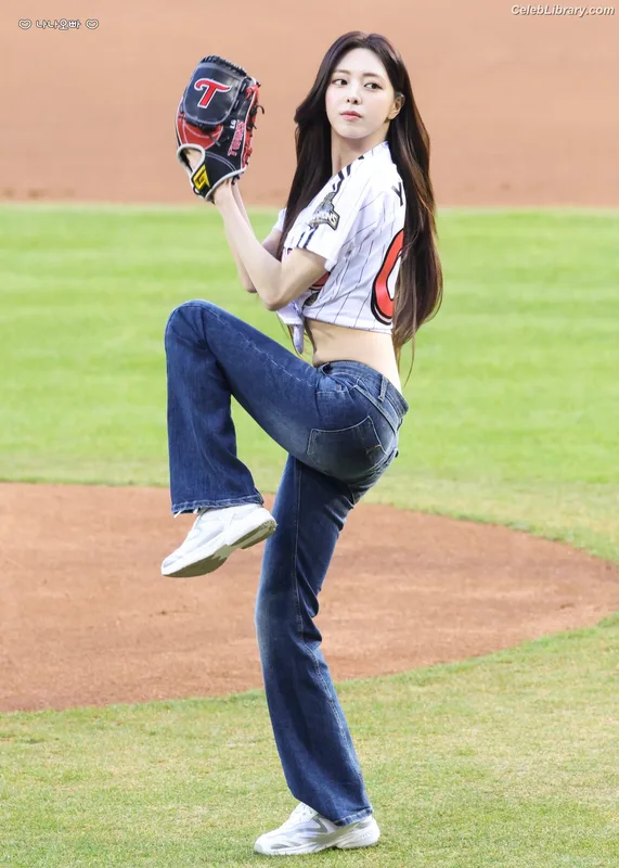 Yuna - ITZY (유나, Shin Yu Na) photo 20 of 1698