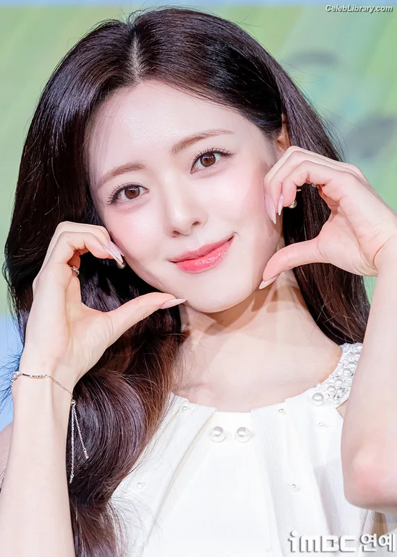 Yuna - ITZY (유나, Shin Yu Na) photo 23 of 1698