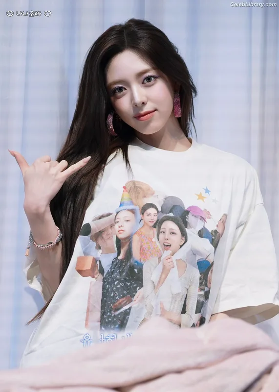 Yuna - ITZY (유나, Shin Yu Na) photo 24 of 1698