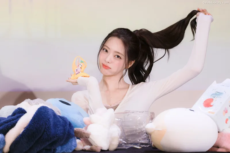Yuna - ITZY (유나, Shin Yu Na) photo 1 of 1698